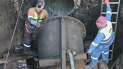 بالجهود الذاتية.. إصلاح خط طرد صرف صحي قطر 1000 مللي بجرجا بسوهاج