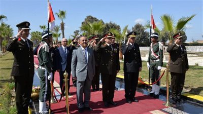 محافظ الإسماعيلية يضع إكليلًا من الزهور على النصب التذكاريِّ لشهداء الجيش الثاني الميداني