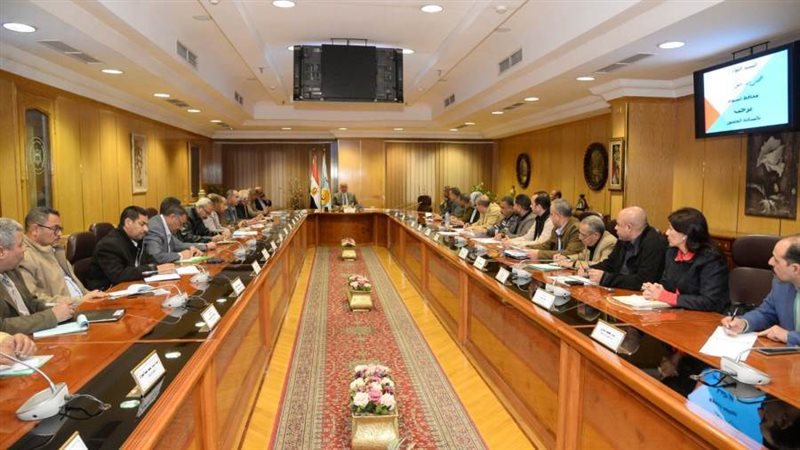 محافظ أسيوط يعقد