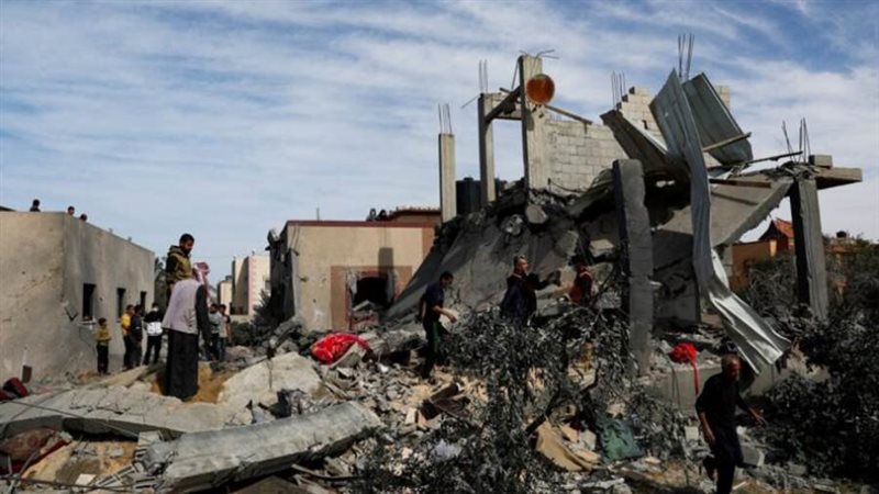 فلسطينيون يتجمعون