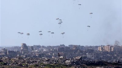 6 دول تشارك في إنزال مساعدات إنسانية جديدة لشمال غزة