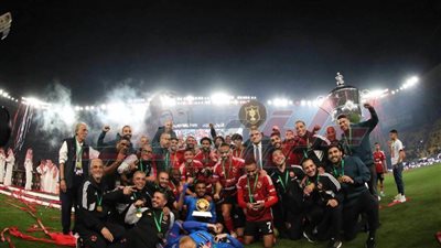 بالصور.. لاعبو الأهلي يحتفلون بكأس المليون دولار