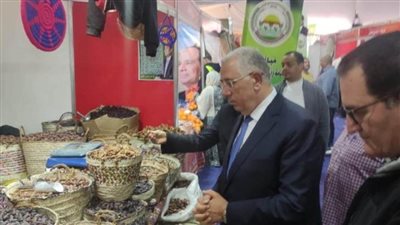 وزير الزراعة يتفقد معرض السلع الغذائية 