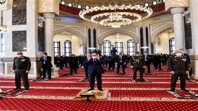 الرئيس السيسي وقادة القوات المسلحة يؤدون صلاة الجمعة بمسجد المشير