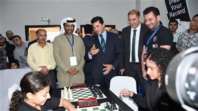  وزير الشباب والرياضة يتفقد معرض 