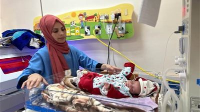 عاجل.. ولدت من رحم الموت.. طفلة غزاوية ترى النور بعد استشهاد والدتها في قصف الاحتلال 