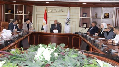 اجتماع اللجنة التيسيرية لمتابعة مستجدات وأعمال مشروع تطوير سوق الدهشوري ببني سويف