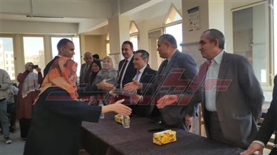 رئيس جامعة كفر الشيخ يكرم عدداً من الأمهات بالمدن الجامعية