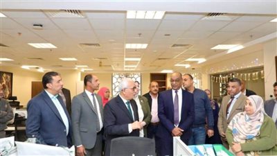 وزير التعليم يتفقد ديوان عام الوزارة ويقدم التهنئة للعاملين بحلول شهر رمضان 
