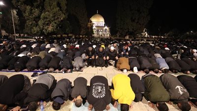 45 ألفا يؤدون التراويح بالأقصى .. واستشهاد طفل وإصابة خطيرة لشاب بالقدس.. 