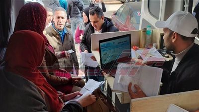 تقديم 35 طلب ترخيص متنوع وإصدار 18 رخصة فورية بسيارة المركز التكنولوجي 