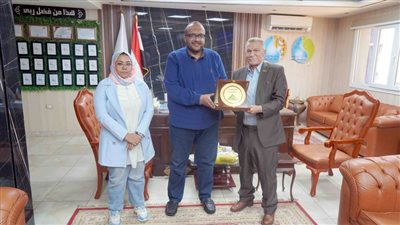 نقيب المهندسين بسوهاج يكرم رئيس شركة مياه الشرب والصرف الصحي لمجهوداته في تحقيق التعاون المشترك