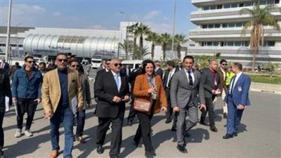 نائبا وزيرا الطيران المدني والسياحة والآثار يقيمان تجربة السائحين بمطار القاهرة الدولي