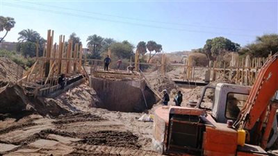 محافظ أسوان يوجه بالانتهاء من توصيل خدمات الصرف الصحي بقرية غرب أسوان