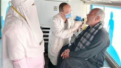 توقيع الكشف الطبي على 1326 حالة خلال قافلة طبية بقرية إدمو بالمنيا