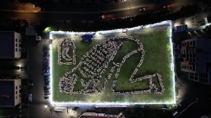 مرتديا شاله .. ساجدا