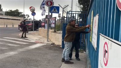 عاجل.. مُستوطنون يضعون ملصقات تحريضية على مدخل مقر 
