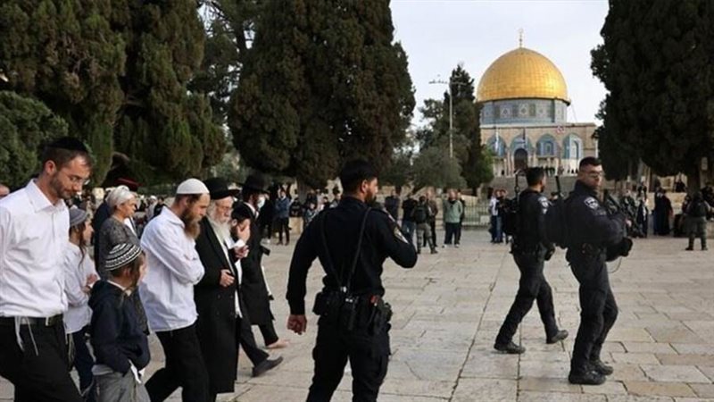 مستوطنون يقتحمون