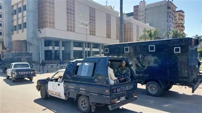 عاجل| تشديدات أمنية بمحيط مجمع محاكم المنصورة قبل بدء محاكمة قاتل 