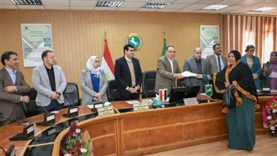 تسليم 21 عقد وحدات سكنية للأسر الأولى بالرعاية في الشرقية 