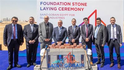 رئيس اقتصادية قناة السويس يشهد وضع حجر أساس مصنع لإنتاج الزجاج ومحطة طاقة شمسية