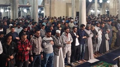 آلاف المصلين من جنسيات مختلفة يؤدون العشاء والتراويح بالأزهر