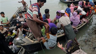انقلاب قارب خشبي يقل العشرات من لاجئي 