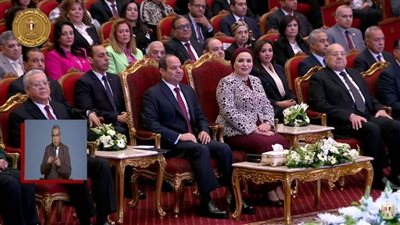 عاجل.. الرئيس السيسي والسيدة قرينته يصلان مقر احتفالية يوم المرأة المصرية