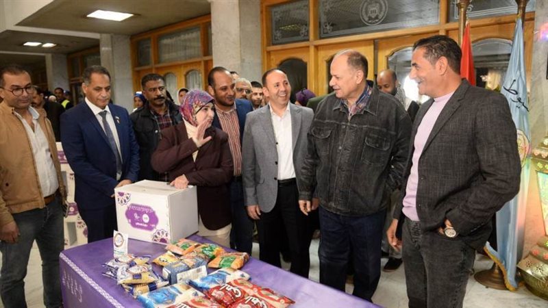 جانب من توزيع المساعدات