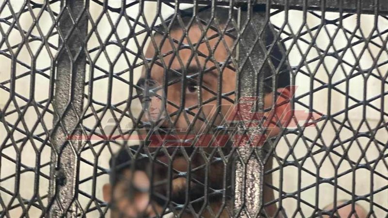 المتهم داخل قفص الاتهام