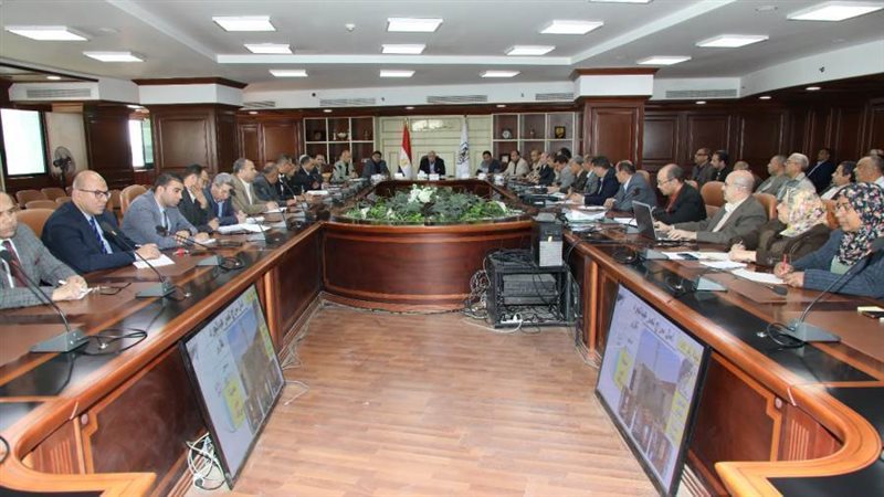 اجتماع محافظ بنى