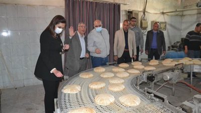 نائب محافظ البحيرة تتفقد عدداً من المخابز البلدية بدمنهور