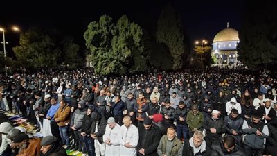 عاجل.. أكثر من 100 ألف يؤدون صلاتي العشاء والتراويح في المسجد الأقصى