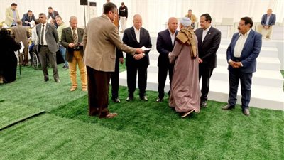 وزير النقل يسلم عقود 109 شقق جديدة للمتضررين من مشروع القطار الكهربائي السريع