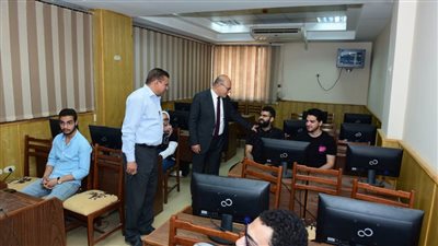 النعماني يتابع سير العمل بمركز الخدمات الإلكترونية والمعرفية بجامعة سوهاج ويشهد جانبًا من محاضرة علمية