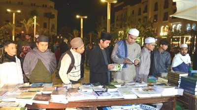 إقبال كبير على إصدارات الأوقاف بمعرضها بساحة مسجد الإمام الحسين