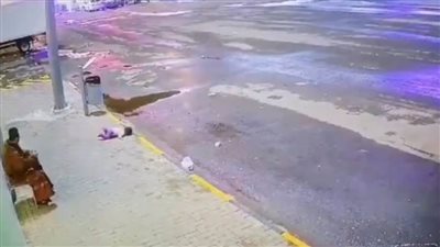 تنجو من الموت بمعجزة إلهية.. طفلة سعودية تسقط من الدور الرابع 