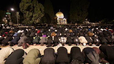 30 ألفا يؤدون صلاتي العشاء والتراويح في المسجد الأقصى