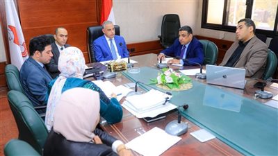 محافظ سوهاج يتابع مع رؤساء الوحدات المحلية انتظام سير العمل بمواقف السيارات ومحطات الوقود