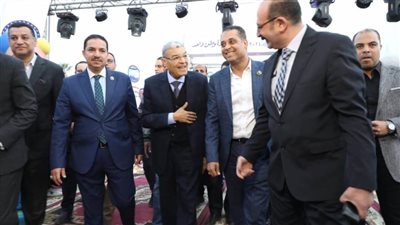 محافظ المنيا يشارك الإفطار الجماعي لحزب مستقبل وطن ويسلم 5 فائزات رحلات عمرة