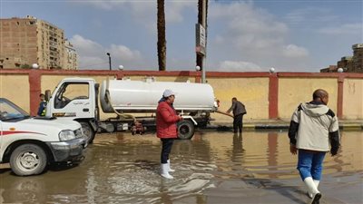 محافظ الجيزة يتابع جهود عمليات شفط مياه الأمطار وإنتشار المُعدات لتسهيل الحركة المرورية