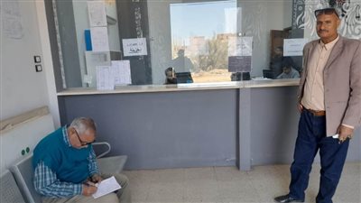 حملة لمراجعة إعلانات المحال والمنشآت التجارية بمركز ديروط في أسيوط