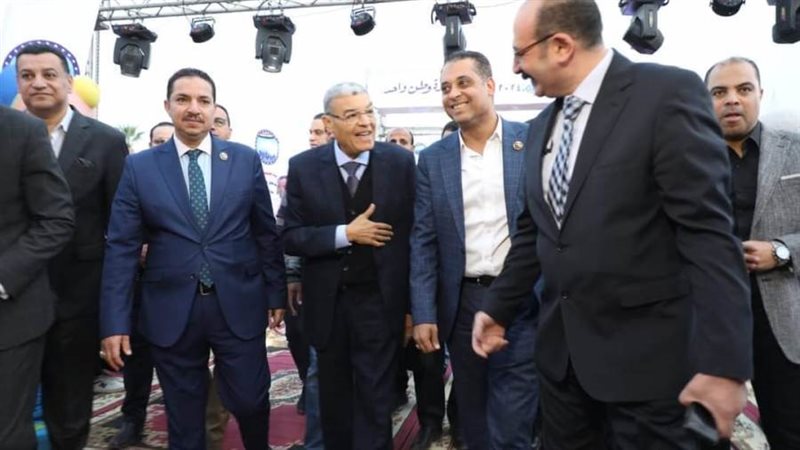 محافظ المنيا خلال