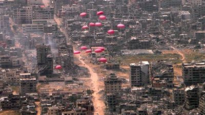 مصر تواصل المشاركة في المهمة الإنسانية بتنفيذ إسقاط أطنان من المساعدات على غزة