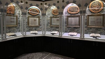 معرض نوادر مخطوطات المسجد النبوي يستعرض تحفًا فنية مميزة وآثارًا قديمة تحكي تراثًا تاريخيًا عظيمًا