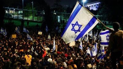 الآلاف يتظاهرون خارج الكنيست مطالبين بإجراء انتخابات مبكرة وعودة