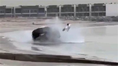 طار في الهواء.. سائق ينجو من الموت بأعجوبة في الكويت 
