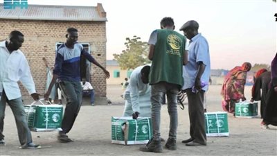 مركز الملك سلمان للإغاثة يوزع السلال الغذائية في بنجلاديش وجنوب إفريقيا واليمن والسودان