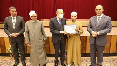خلال مشاركته في احتفالية ليلة القدر.. محافظ المنيا يكرّم 390 من حفظة القرآن الكريم