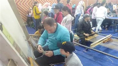 ورش الحرف التراثية تزين مشاركة 